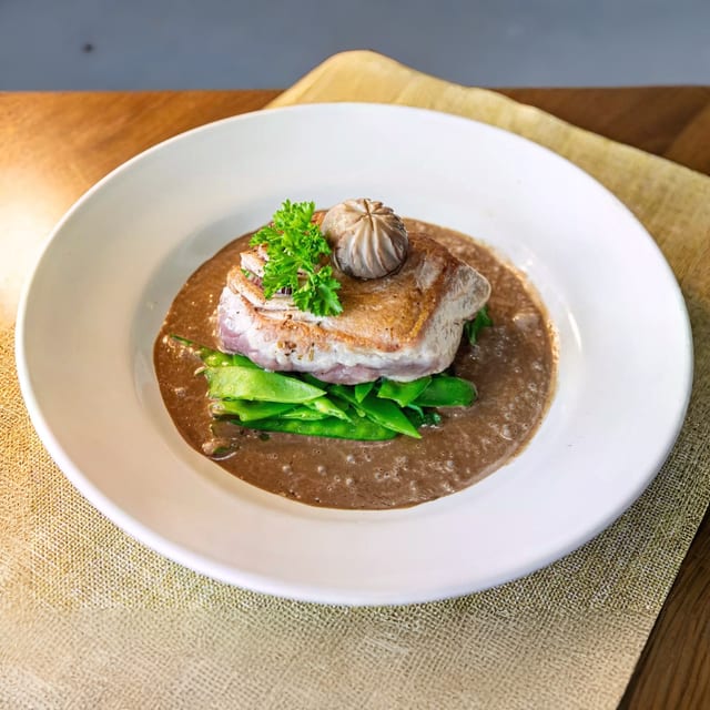 Steak De Thon Grillé - Sauce Aux Champignons Portobello Et Pois Gourmands.