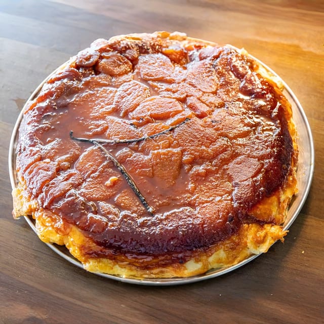 Traditionnelle Tarte Des Soeurs Tatin Crème Anglaise.