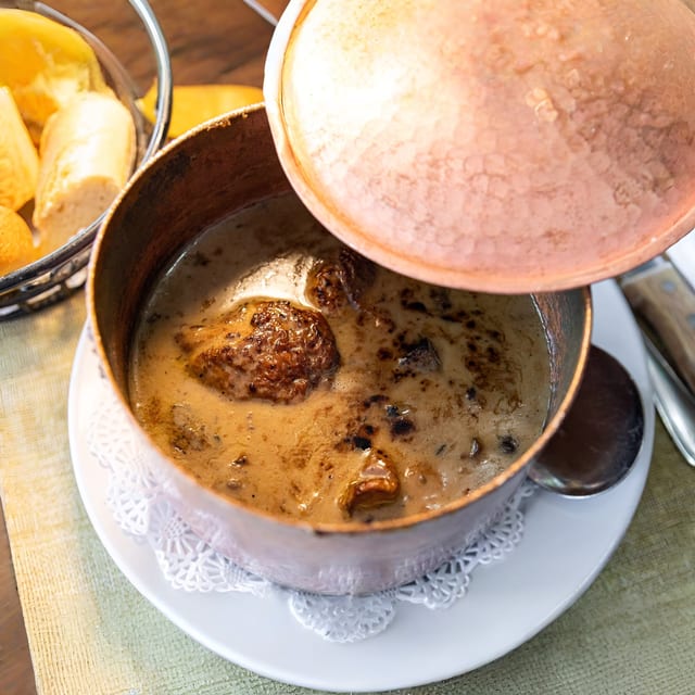 La Fricassée De Volaille À L'ancienne, Risotto Aux Cèpes Et Biscuit De Parmesan.