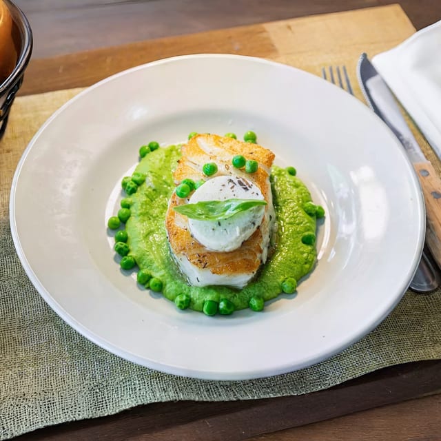 Bar Du Chili Poêlé, Avec Purée De Petit Pois Et Beurre De Truffe Noire.