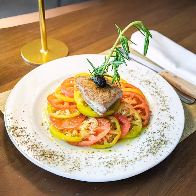 Carpaccio De Tomates Jaunes Et Rouges Au Thon Frais, Huile De Basilic Maison.