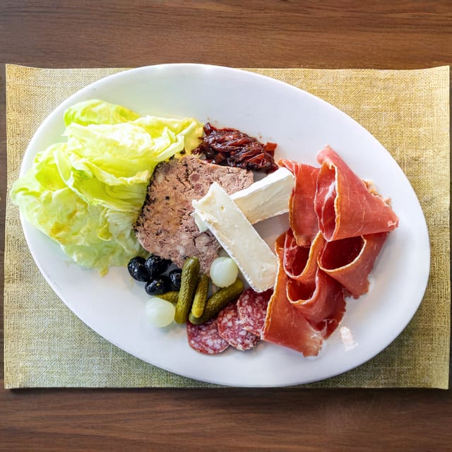 Assiette De Charcuterie Confiture À L'oignon Maison.