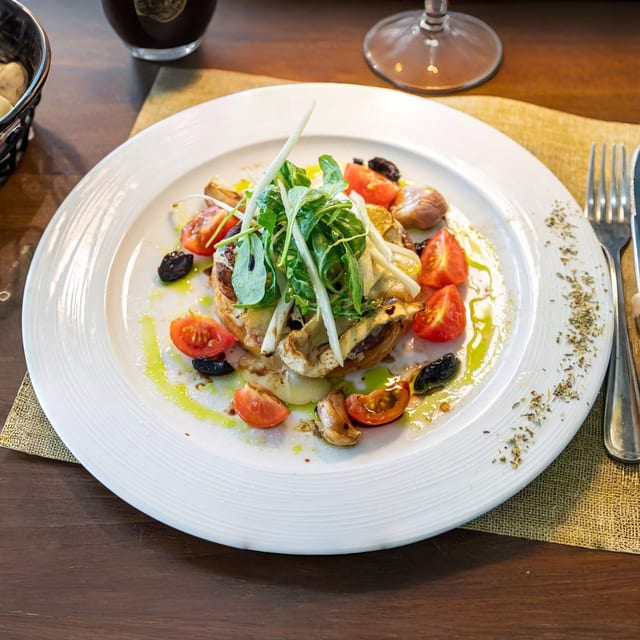 Tarte À Loignon, Brie Tiede Légèrement Fondu Roquette Et Endive, Vinaigrette Provençale.